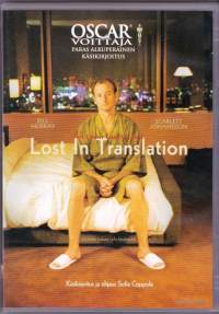 Lost in Translation, 2004. DVD.  Kaksi toisilleen vierasta ihmistä tapaa Tokiossa. Yllättäen he löytävät olemassaololle syvällisemmän merkityksen kuin ennen.