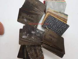 Iwomerite laminaattilevymalleja 1950-luvulta -metalliketjussa olevia 4 x 6 cm paloja, joiden avulla tuotetta myytiin rauta- ym. kaupoissa