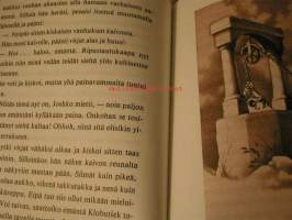 Siinä maassa kultainen kilpikonna tanssii kuutamossa