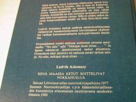 Siinä maassa kultainen kilpikonna tanssii kuutamossa