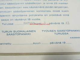 Pienokaiselle ... syntynyt 20.9.1943 Säästöpankin säästökirja ja siinä 25 markan suuruinen talletus 5.11.1943 -lahjakirja