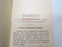 Säännöt Turun Pussi- ja Kirjekuoritehdas Osakeyhtiön sairas- ja hautausapukassalle 1918 Stadgar för Pås- &amp; Kuvertfabriken i Åbo Aktiebolags sjuk- och