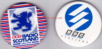 BBC Radio Scotland.  2 radioaseman rintamerkkiä.