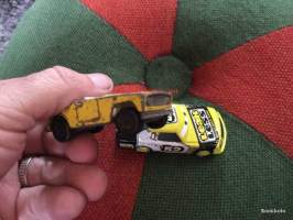 Kaksi pientä leikkiautoa