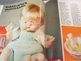 Kotiliesi 1969 nr 22, kamelia pimeän ajan kukka, uuden asumisen edut ja haitat - Kontulassa Aune ja Jaakko Kalo, Laina ja Kalevi Kokko, Pirkko ja Tauno Valjakka