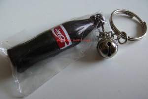 Coca Cola  pullo   6x2 cm  - avaimenperä muovia