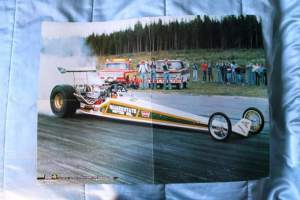 Autojuliste - Dragster.  Eva Kjelliin, Sveriges snabbaste morsa. 52 x 41 cm.