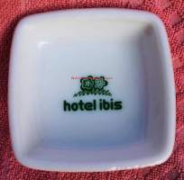 Tuhkakuppi - Posliini - (10,5  x 2,5 cm). Hotel Ibis