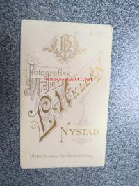 Tähtityttö, Uuusikaupunki, Atelier L. Hellén, Nystad -visiittikorttivalokuva