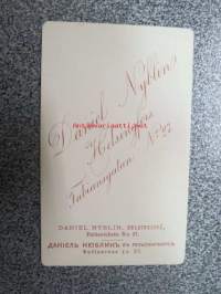 Helsingin societeettia, Atelier Daniel Nyblin, Helsingfors -visiittikorttivalokuva