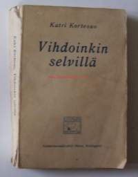 Vihdoinkin selvillä : romaani / Katri Kortesuo. Ida Sofia Kulovuori, kirjailijanimi Katri Kortesuo (sukunimi aikaisemmin Kuhlberg; 18. lokakuuta 1858
