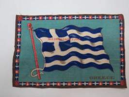 Sikarilippu Greece (Cigarr flag) -sikarilaatikossa kylkiäisenä tullut keräilyliina, ollut laatikon pohjalla sikarien alla, arviolta 1920-30 lukujen vaihteesta