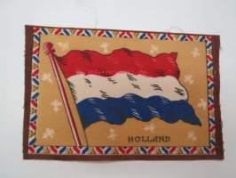 Sikarilippu Holland (Cigarr flag) -sikarilaatikossa kylkiäisenä tullut keräilyliina, ollut laatikon pohjalla sikarien alla, arviolta 1920-30 lukujen vaihteesta