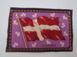 Sikarilippu Denmark (Cigarr flag) -sikarilaatikossa kylkiäisenä tullut keräilyliina, ollut laatikon pohjalla sikarien alla, arviolta 1920-30 lukujen vaihteesta