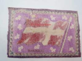 Sikarilippu Denmark (Cigarr flag) -sikarilaatikossa kylkiäisenä tullut keräilyliina, ollut laatikon pohjalla sikarien alla, arviolta 1920-30 lukujen vaihteesta