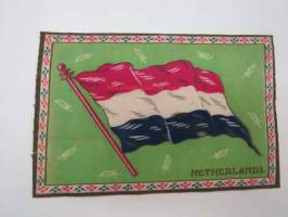 Sikarilippu Netherlands (Cigarr flag) -sikarilaatikossa kylkiäisenä tullut keräilyliina, ollut laatikon pohjalla sikarien alla, arviolta 1920-30 lukujen vaihteesta