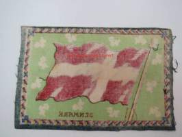 Sikarilippu Denmark (Cigarr flag) -sikarilaatikossa kylkiäisenä tullut keräilyliina, ollut laatikon pohjalla sikarien alla, arviolta 1920-30 lukujen vaihteesta