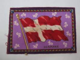 Sikarilippu Denmark (Cigarr flag) -sikarilaatikossa kylkiäisenä tullut keräilyliina, ollut laatikon pohjalla sikarien alla, arviolta 1920-30 lukujen vaihteesta