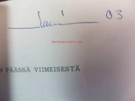 Virran päässä viimeisestä-runoja-signeeraus