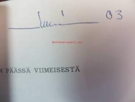 Virran päässä viimeisestä-runoja-signeeraus