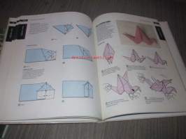 Origami - a complete step-by-step guide Japanilainen paperintaittelutaide