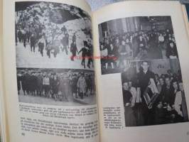 Miljonernas marsch - Folkvandringarna 1940-41 - Gångfrämjandets årsbok 1942 - En särskild upplaga 300 exemplar / nummer 30 -erikoissidos, numeroitu, käsittelee