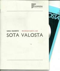 Sota valosta / [säv.] Ilkka Kuusisto ; libreton laat. Eino Leinon samannimisen näytelmän pohjalta Sakari Puurunen.