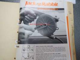 Tecalemit -autokorjaamoalan tarvikkeiden ja tuotteiden esitteitä ja ohjeita kansiollinen, 1970-luvulta