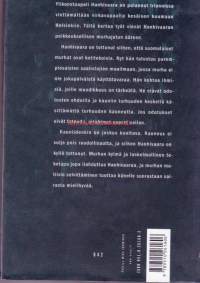 Hanhivaara ja saalistajat, 2001.Ylikonstaapeli Hanhivaara on palannut Irlannissa viettämältään virkavapaalta kesäisen kuumaan Helsinkiin. Tällä kertaa