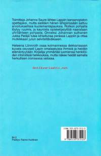 Ruumis uhrilähteessä, 1995.Heleena Lönnroth osaa kolmannessa dekkarissaan kuvata osuvasti Lapin omalaatuisia ihmisiä ja heidän elämäntyyliään.