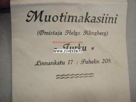 Muotimakasiini (Omistaja Helga Klingberg) Turku -paperipussi