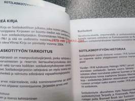 Sotilaskotiliitto - Soldathemsförbundet ry Vihreä kirja 2004 -historiikki, merkit, asut ym.