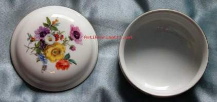 Posliinirasia Meissen. Läpimitta 8,5 cm.