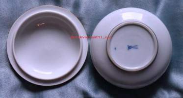 Posliinirasia Meissen. Läpimitta 8,5 cm.