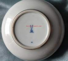 Posliinirasia Meissen. Läpimitta 8,5 cm.