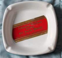 Johnnie Walker tuhkakuppi - Posliinia. Läpimitta 18 cm. Johnnie Walker -logot reunoilla. Red Label -tarrat.