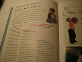 Pienten puhetta, 2003. Kielen kehitys eleistä sanoiksi.  Opi ymmärtämään lapsen eleitä, ilmeitä, jokellusta, sanoja, itkua, naurua, kiukuttelua, ujostelua,