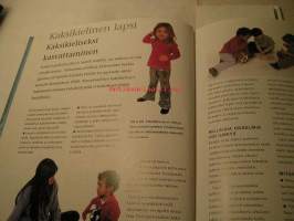 Pienten puhetta, 2003. Kielen kehitys eleistä sanoiksi.  Opi ymmärtämään lapsen eleitä, ilmeitä, jokellusta, sanoja, itkua, naurua, kiukuttelua, ujostelua,
