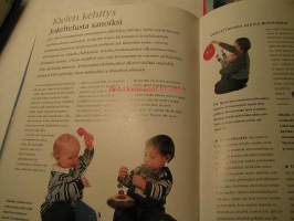 Pienten puhetta, 2003. Kielen kehitys eleistä sanoiksi.  Opi ymmärtämään lapsen eleitä, ilmeitä, jokellusta, sanoja, itkua, naurua, kiukuttelua, ujostelua,