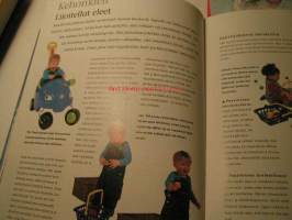 Pienten puhetta, 2003. Kielen kehitys eleistä sanoiksi.  Opi ymmärtämään lapsen eleitä, ilmeitä, jokellusta, sanoja, itkua, naurua, kiukuttelua, ujostelua,
