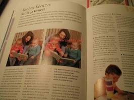 Pienten puhetta, 2003. Kielen kehitys eleistä sanoiksi.  Opi ymmärtämään lapsen eleitä, ilmeitä, jokellusta, sanoja, itkua, naurua, kiukuttelua, ujostelua,