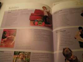 Pienten puhetta, 2003. Kielen kehitys eleistä sanoiksi.  Opi ymmärtämään lapsen eleitä, ilmeitä, jokellusta, sanoja, itkua, naurua, kiukuttelua, ujostelua,