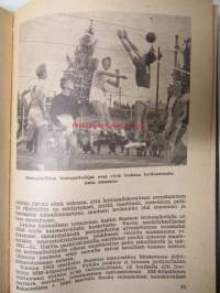 Demokraattisen kansan kalenteri 1958 - Artikkelit Maksim Gorkin tie suomalaisiin sydämiin, Arvo Turtiainen Punakaarti 1918, Luokkasota ja Suomen itsenäisyys,