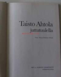 Taisto Ahtola juttutuulella / toim. Marja Helanen-Ahtola ; [valokuvat ja kirjeet: Aula Holopainen...ja muita].