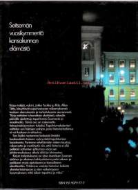 Itsenäinen Suomi - Seitsemän vuosikymmentä kansakunnan elämästä, 1987. Kronologisesti etenevä, monipuolinen kirja itsenäisen Suomen vaiheista maailmanhistoriassa