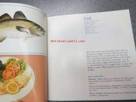 Icelandic fish products -esite, jossa kuvattuna tyypillisiä saaliskaloja ja niistä tehtyjä ruokia, englanninkielinen