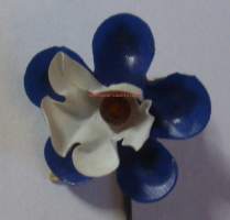 Vappukukka  1939 - neulamerkki  rintamerkki guttaperkka / Vappukukka on pieni  rintaneula, joita myydään keväisin vapun alla. Sen myynnistä saaduilla tuloilla