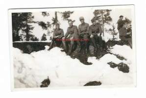 Sota-ajan varusmiehiä  1942 -   valokuva 6x9