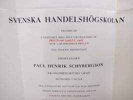 Svenska Handelshögskolan tilldelar... professorn Paul Henrik Schybergson Ekonomiedoktors grad Honoris causa... 24. oktober 1953 -todistus kunniatohtorin arvosta,
