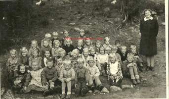 Maalaiskansakoulun luokkakuva  1947-1948 - valokuva  n  9x13 cm